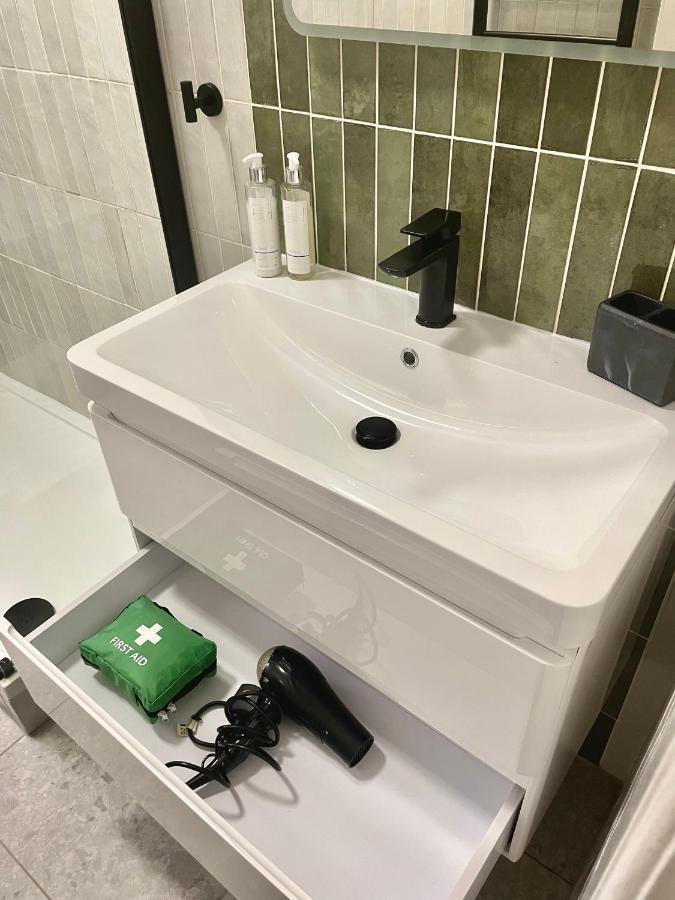 Newly Refurbished 2 Bedroom Apartment In South London Kültér fotó